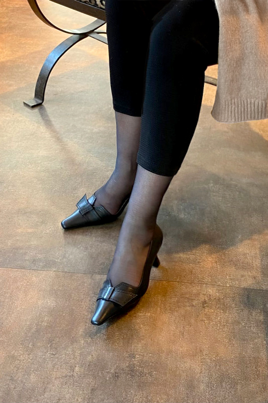Satin black women's dress pumps, with a knot on the front. Tapered toe. Medium spool heels. Worn view - Florence KOOIJMAN